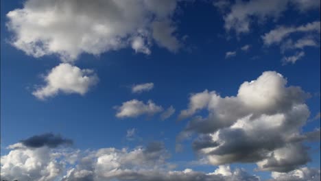 Tiro-épico-De-Lapso-De-Tiempo-De-Nubes-Blancas-Y-Grises-En-Movimiento-Contra-El-Cielo-Azul-En-La-Naturaleza---Cambio-Climático-Y-Calentamiento-Global