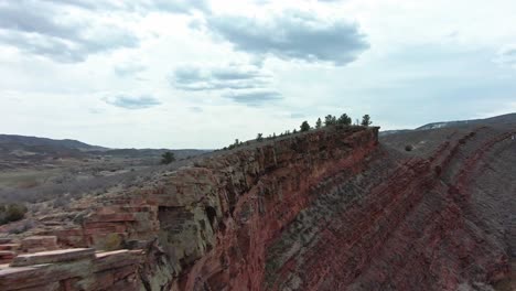 Impressive-rock-formation-with-several-layers-of-colors