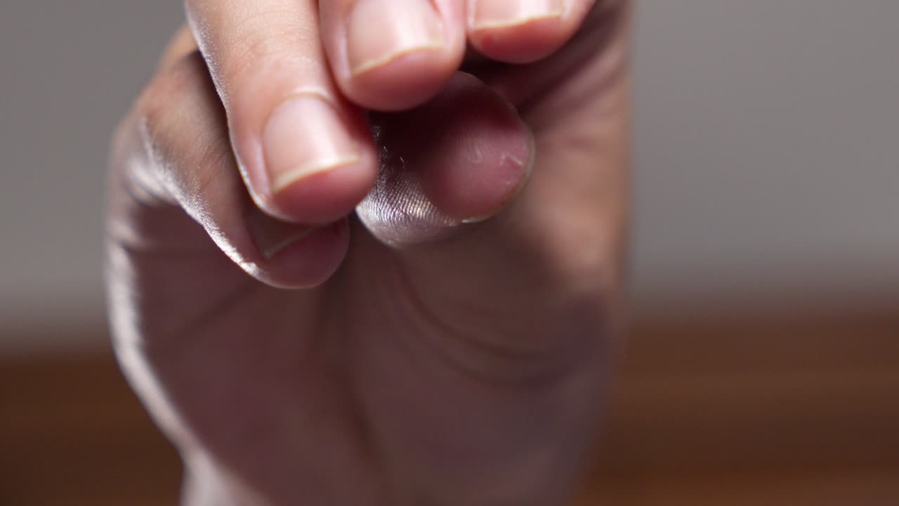 Gesto della mano che fa cadere chicchi tostati in macro
