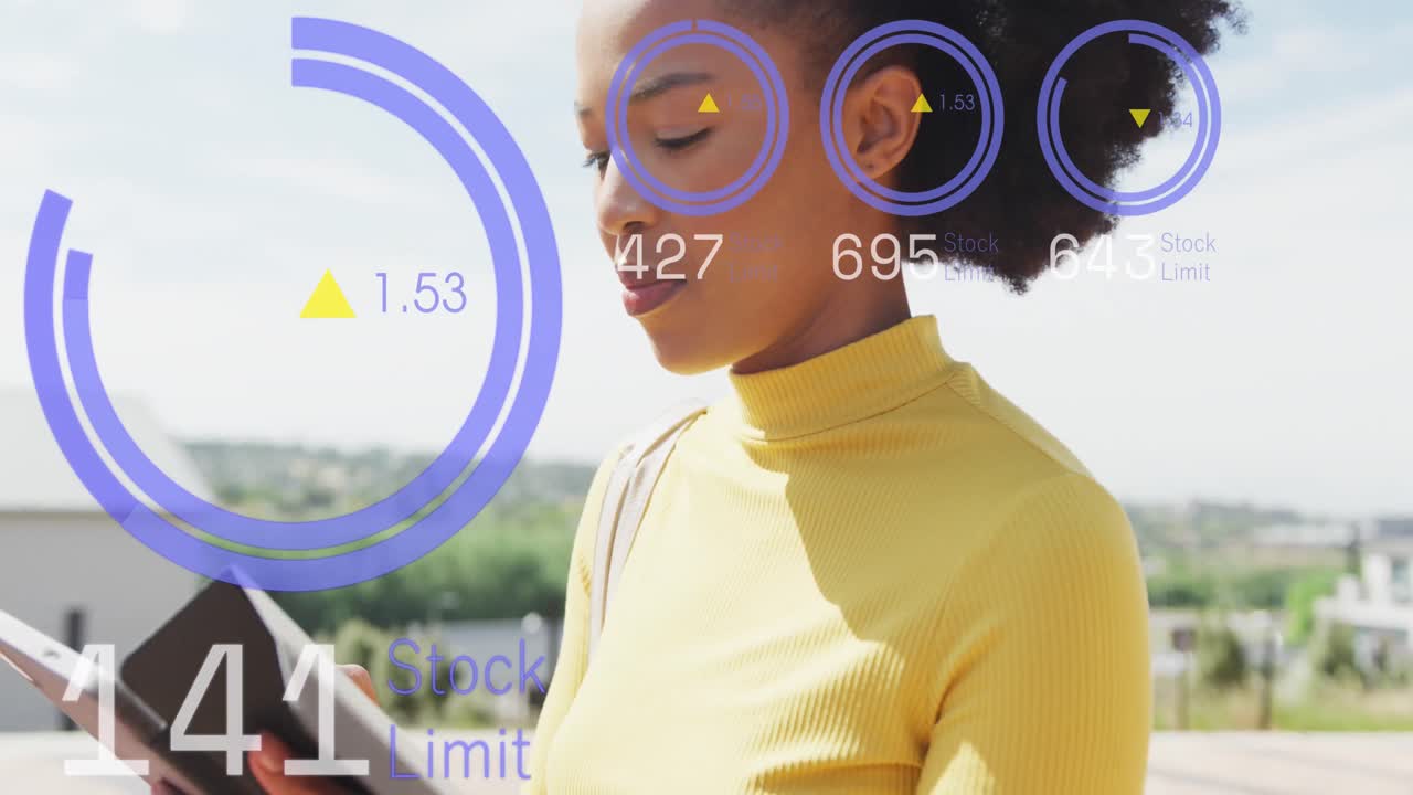 animación del procesamiento de datos sobre una mujer de negocios afroamericana en la oficina