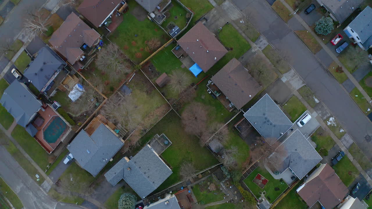 온타리오 주 키치너 교외 지역의 주택과 뒷마당에 대한 하향식 공중 드론 전망