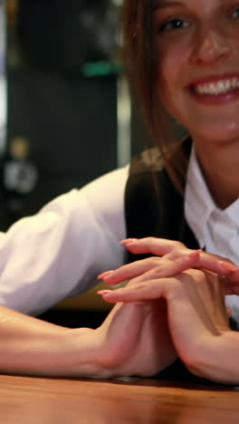 barman sonriente en uniforme de limpieza