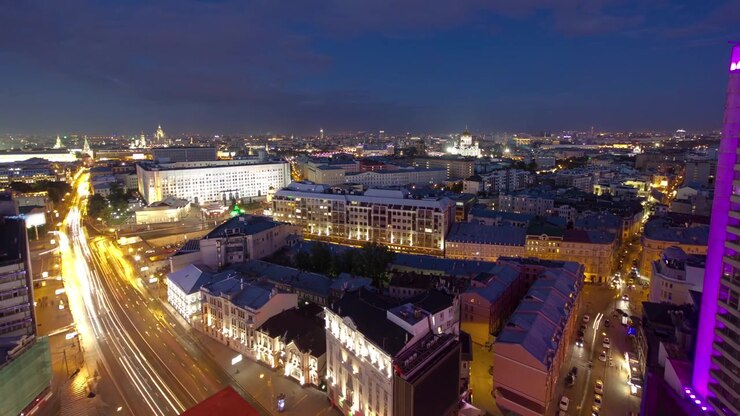 Vista panoramica dell'edificio dal tetto del centro di Mosca, timelapse di transizione dal giorno alla notte da Nuovo Arbat, Russia.
