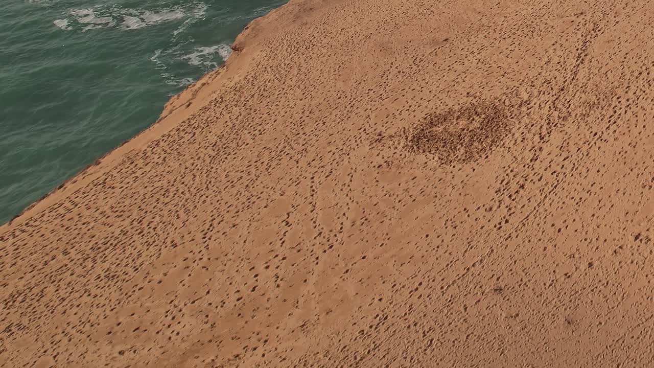 Luftfoto af sandklinter og hav i Marokko om dagen