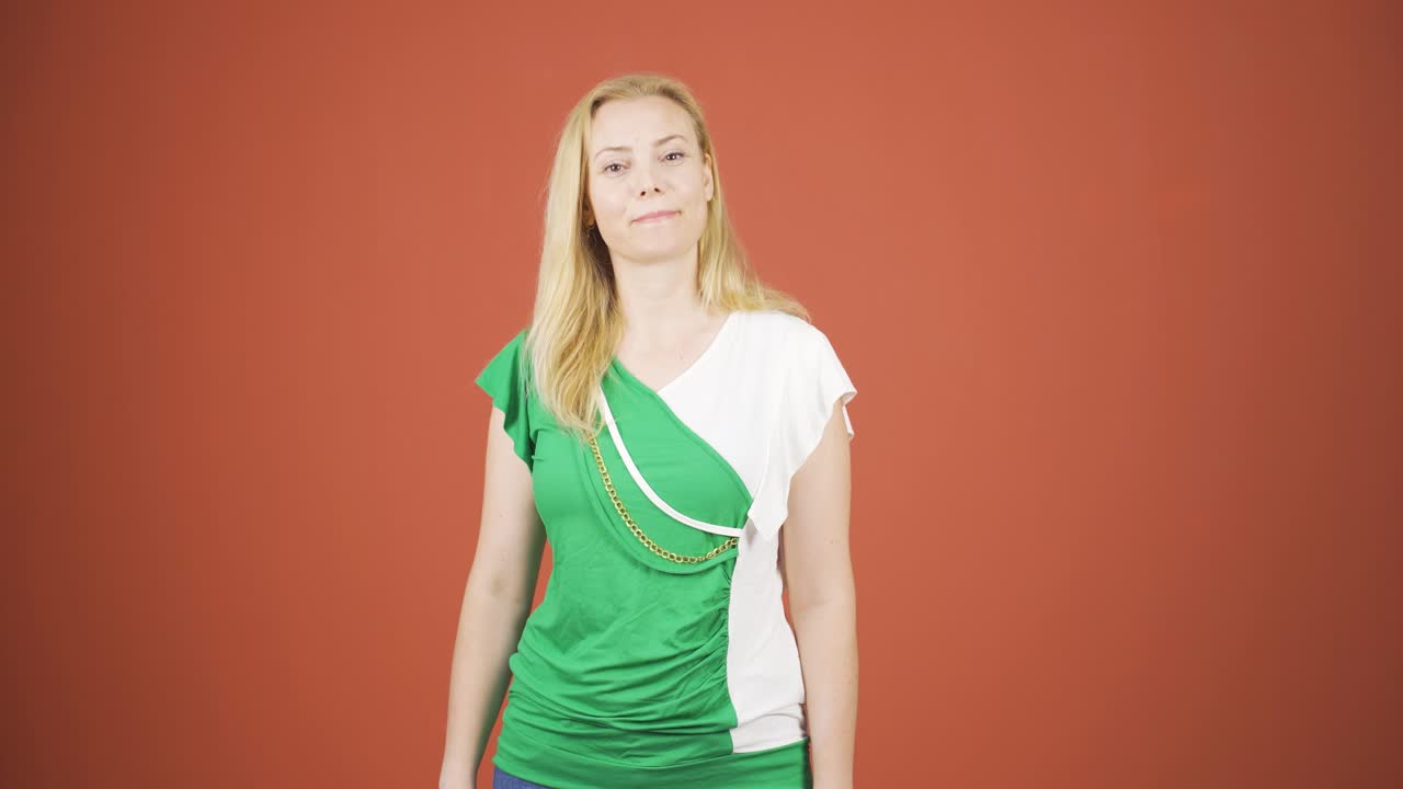 그녀가 들은 뉴스를 좋아하고 승인한 여성.