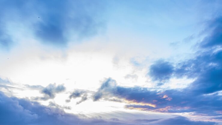 Beunruhigender Zeitraffer dunkler Wolken, die die helle Sonne verdecken