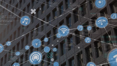 animación de iconos conectados y lenguaje informático en la sección media de un edificio moderno