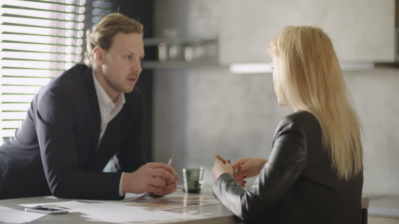 Discussione tra professionisti in ufficio 2