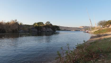 Vista-Desde-Las-Orillas-Del-Río-De-La-Isla-Elefantina-En-El-Nilo,-Aswan,-Egipto