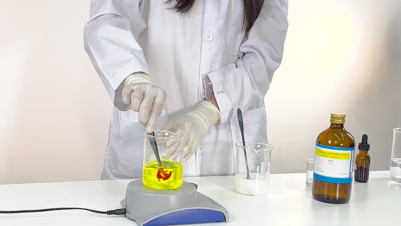 demostrando la reacción química con yodo y vitamina c