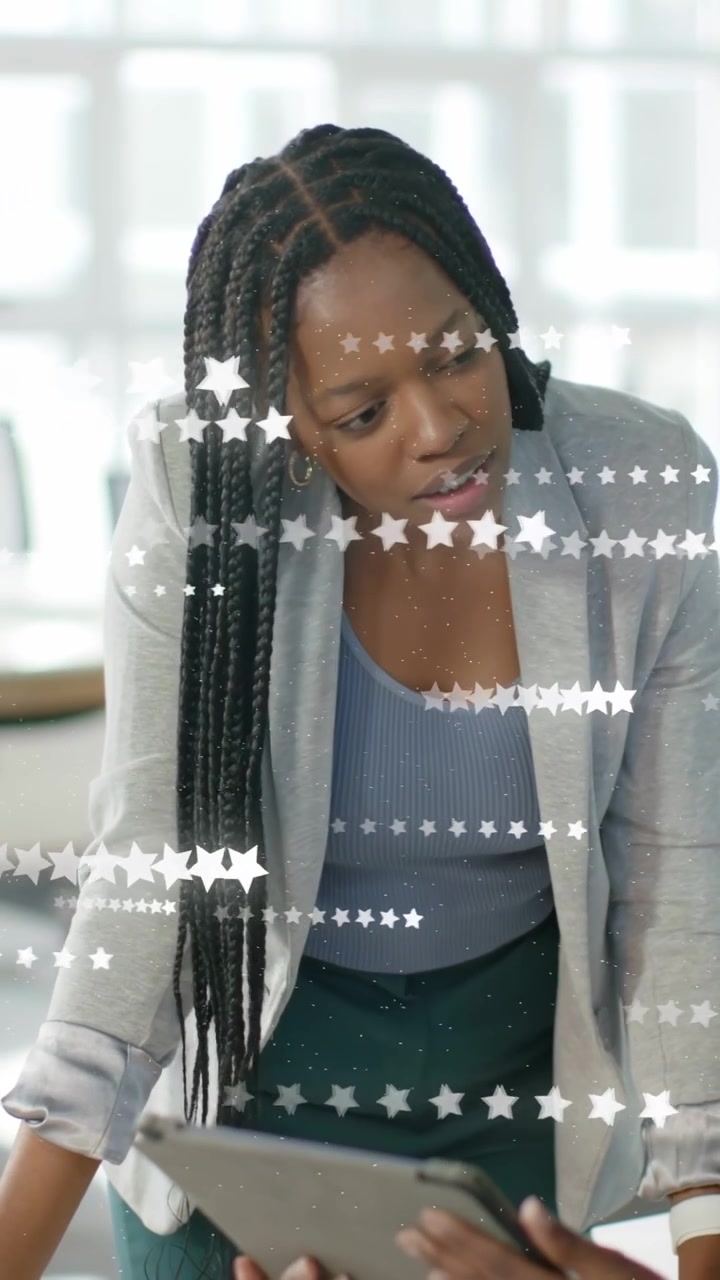 Vídeo vertical: Mulher de escritório inclinada sobre o tablet para revisão, colega tocando e deslizando, adicionando estrelas