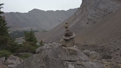 cairn rock excursionistas en el fondo se acercó a las montañas rocosas de kananaskis, alberta, canadá