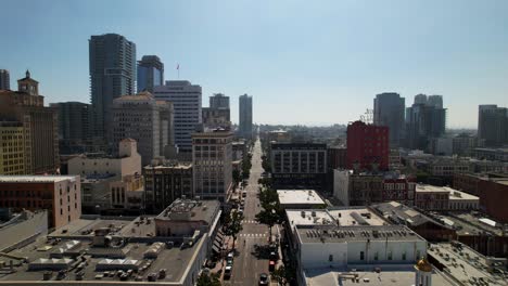 el centro de san diego en la calle e volando hacia el este