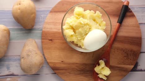 mashed potatoes with boiled egg