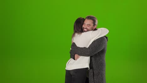 mujer y hombre dando el alto cinco durante la reunión en el estudio