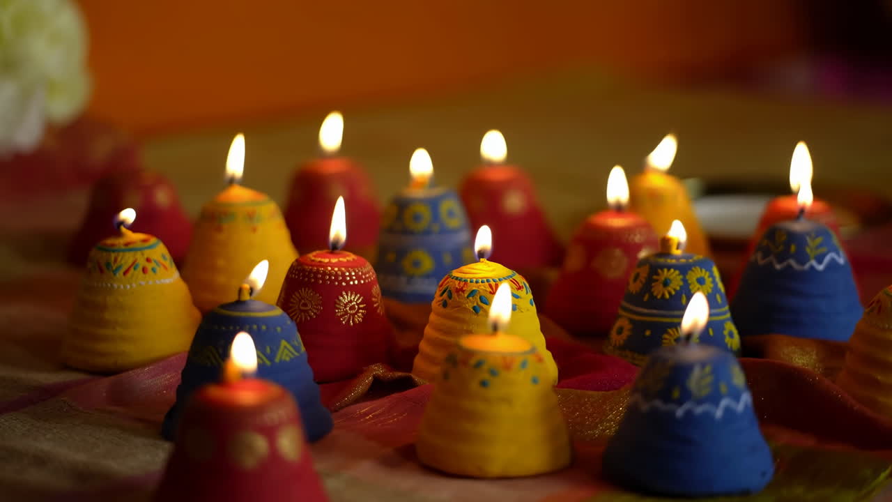 Diya tradizionali colorate che ardono vivacemente per un festival indiano