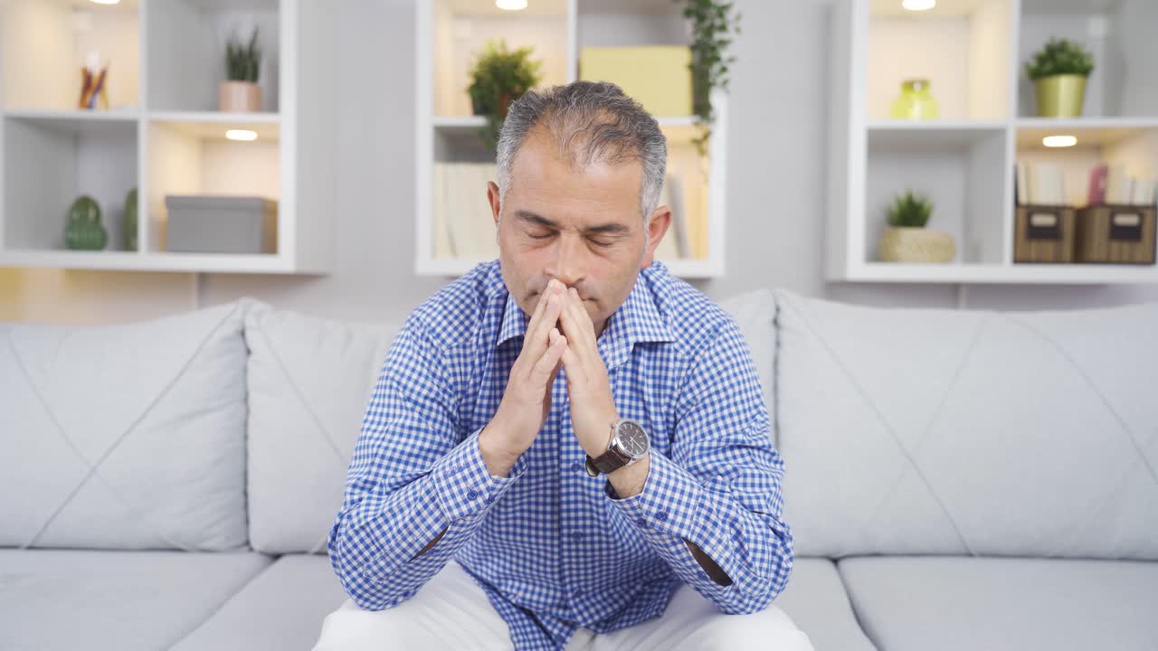 hombre de pensamiento infeliz.