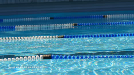 Piscina-Vacía-Con-Agua-Clara-Y-Pista-Para-Nadar-4k