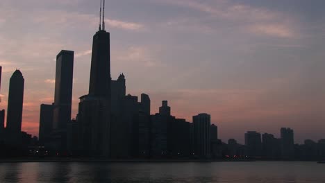 Plano-Medio-De-La-Ciudad-De-Chicago-En-La-Hora-Dorada-Desde-El-Lago-Michigan.