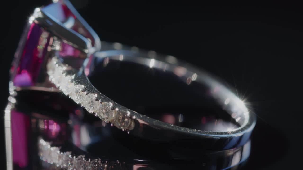 блестящее обручальное кольцо с красным рубином и бриллиантом