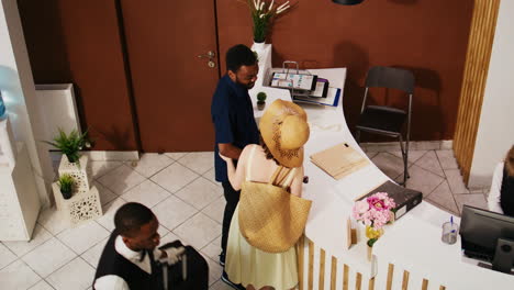 una pareja diversa haciendo el check-in.
