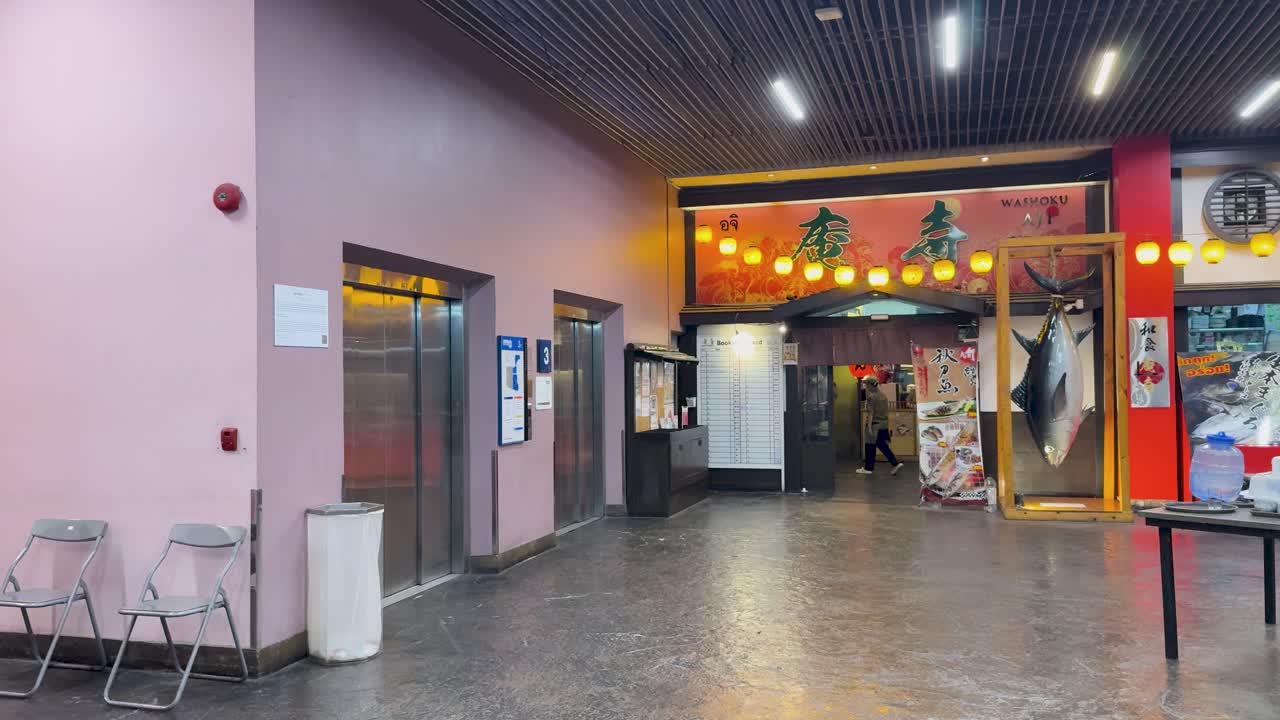 Toma panorámica amplia del interior de la entrada de un tranquilo restaurante japonés en un centro comercial de Bangkok