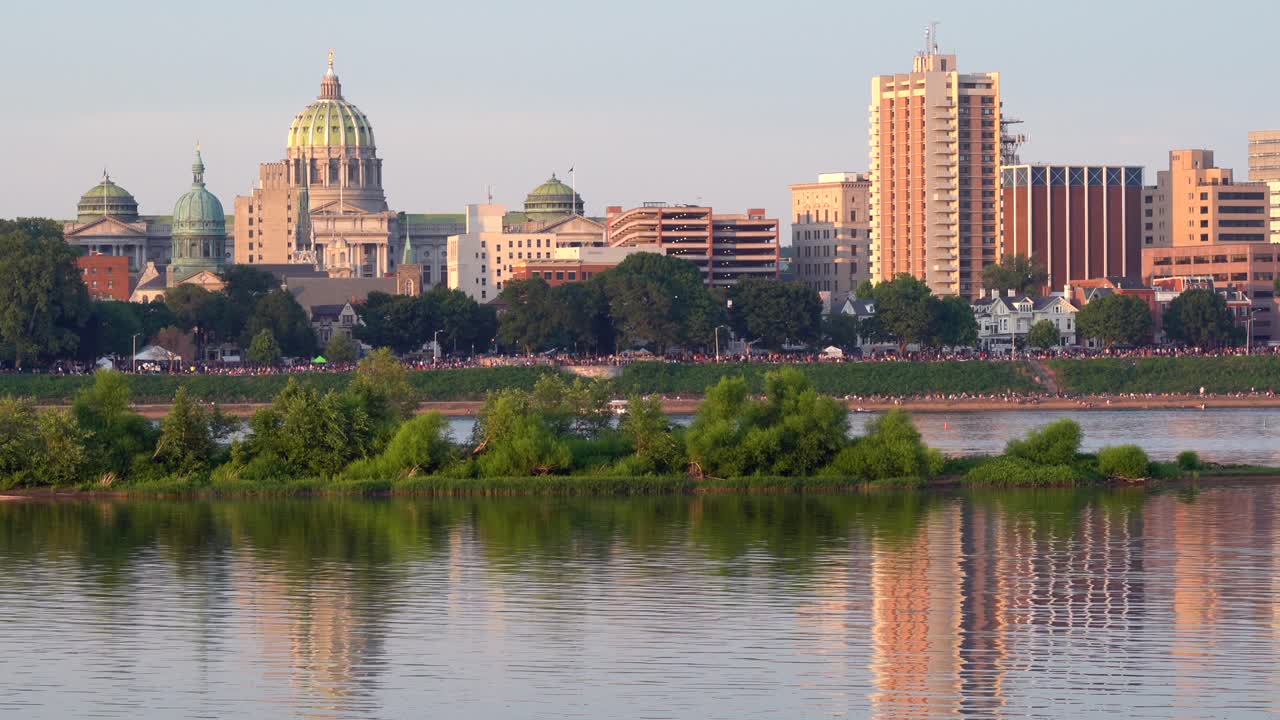 Una vista dello skyline della città di Harrisburg dall'altra sponda del fiume Susquehanna alla luce della sera.