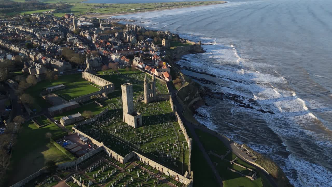 Vue aérienne dévoilant la ville de St Andrews.