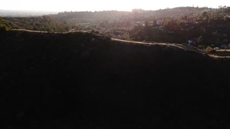 Von-Einem-Schattigen-Hang-Aus-Haben-Sie-Einen-Weiten-Blick-Auf-Wanderwege,-Bäume-Und-Vorstadtviertel