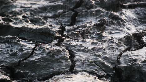 Lluvia-Cayendo-Sobre-Tierra-Sólida-Y-Seca-Agrietada-Durante-La-Sequía