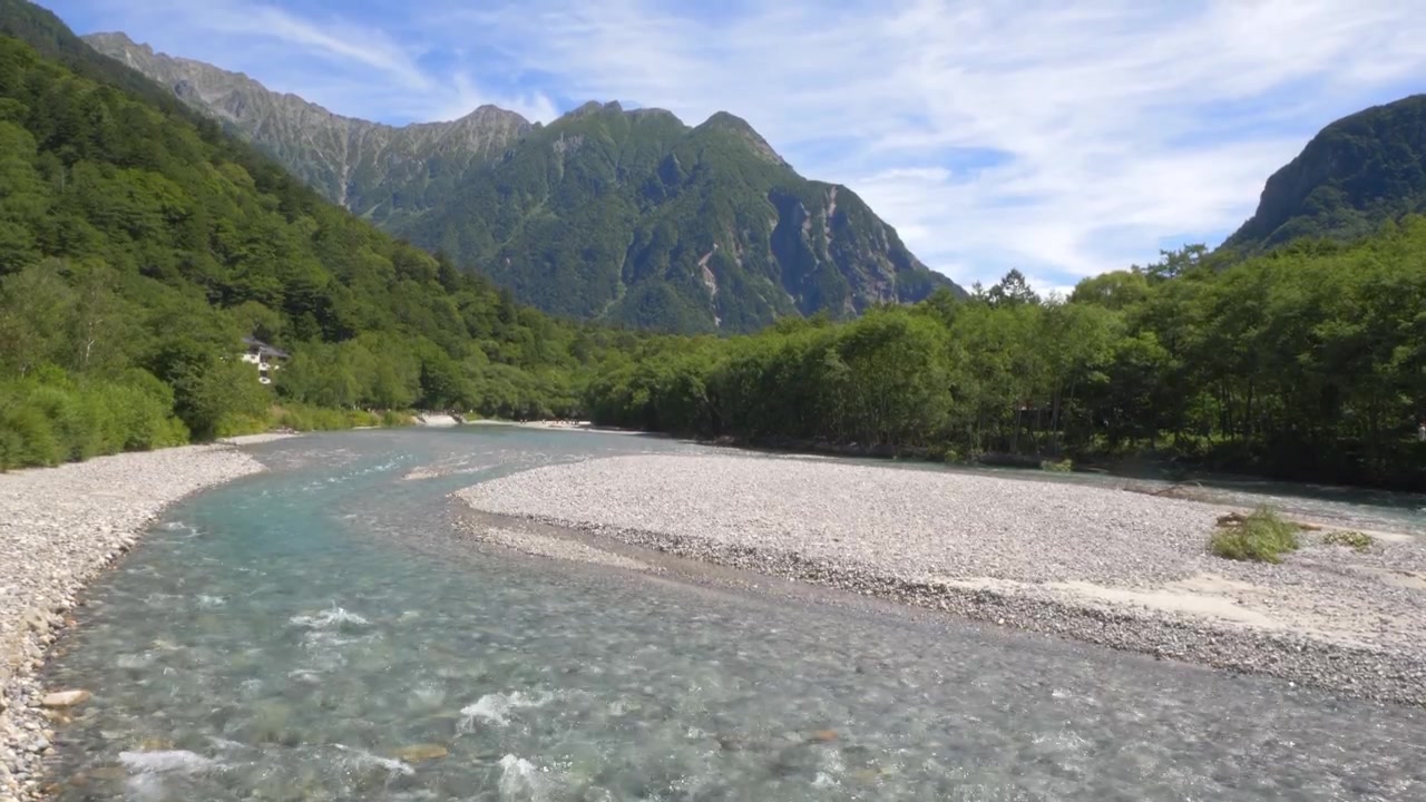 Fiume Azusa che scorre attraverso Kamikochi - Valle montuosa d'altopiano all'interno delle montagne Hida nella prefettura di Nagano, Giappone. - Inquadratura statica ampia.