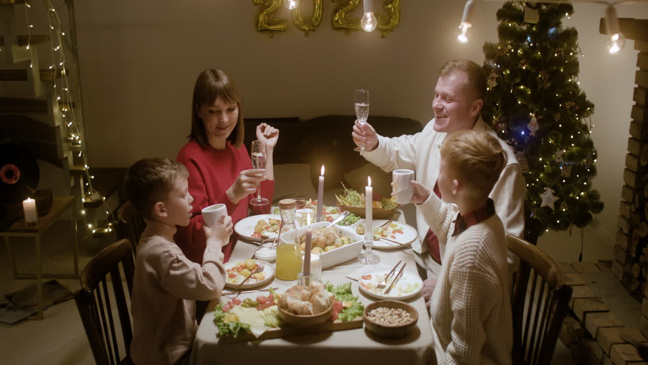 celebración de la víspera de año nuevo en la sala de estar.
