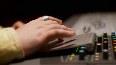 ingeniero de audio trabajando en la consola de mezcla
