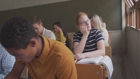 chica caucásica pensativa en la clase de secundaria