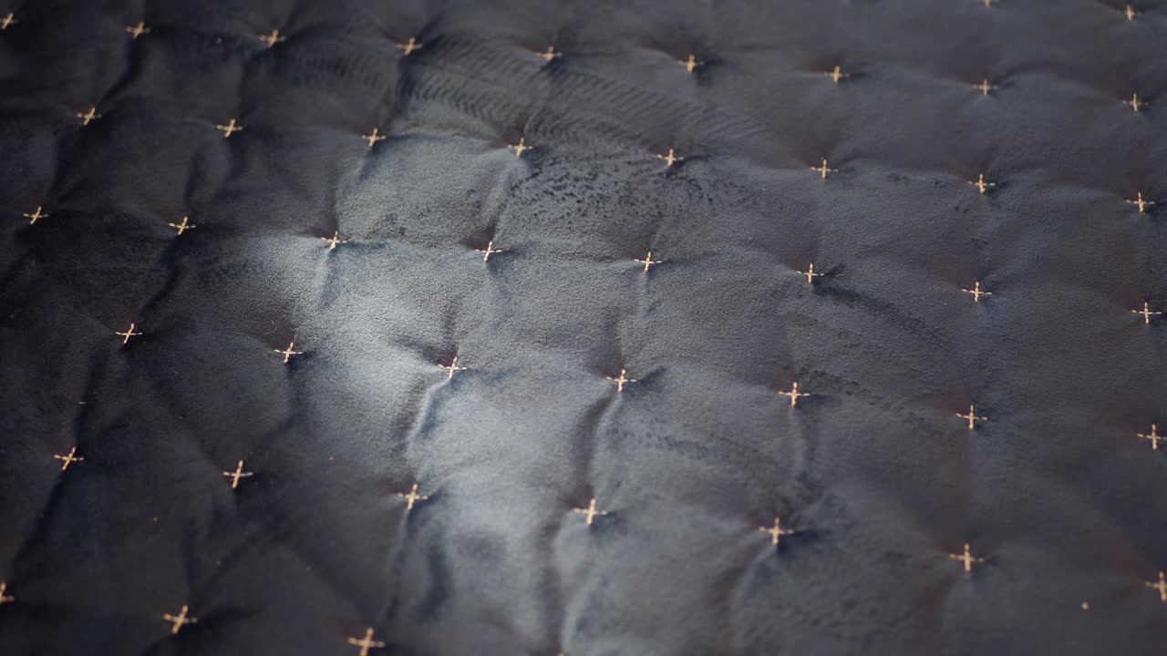 un primer plano de tela acolchada azul