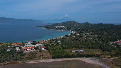 toma de drones de pájaros volando sobre las montañas y la costa de ouranoupoli