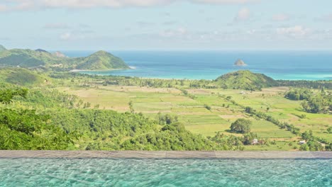 Infinity-Pool-Auf-Die-Berge-In-Lombok,-Indonesien-Mit-Plätscherndem-Wasser