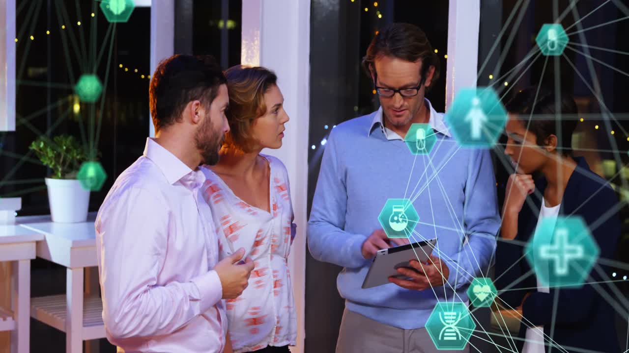 animación de la red de conexiones con iconos sobre diversos empresarios en la oficina