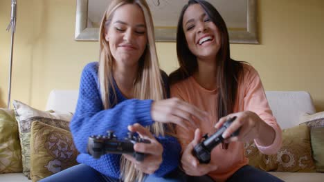 Mujer-Tratando-De-Hacer-Trampa-En-Videojuego