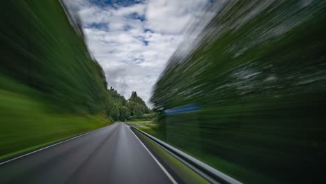 Un-Paseo-Por-La-Carretera-Nacional-65,-Cerca-De-Surnadal,-Noruega