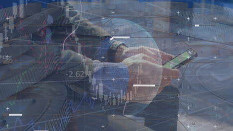 animación del procesamiento de datos financieros sobre un empresario caucásico que usa un teléfono inteligente
