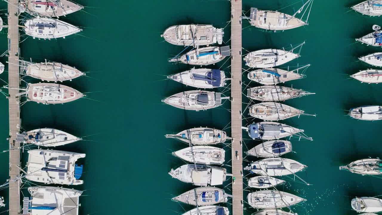 Ripresa drone sul porto turistico, lungomare, spiagge, estate ad Agios Nikolaos, Creta, Grecia.