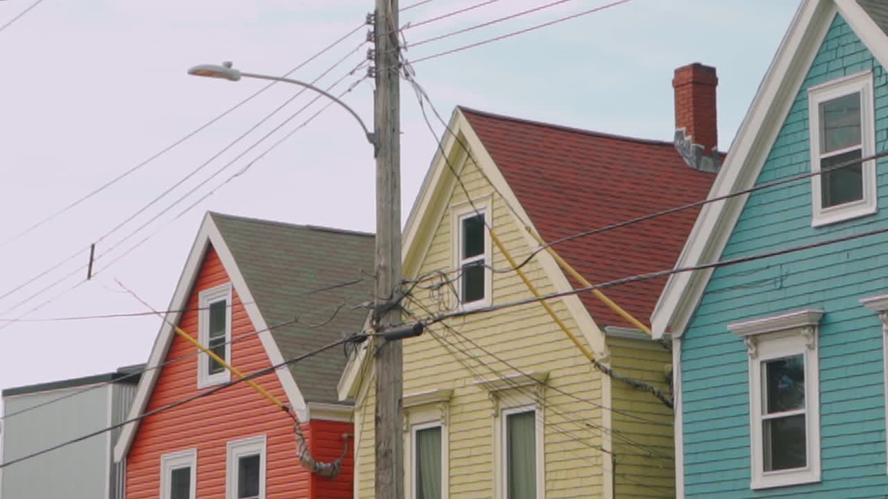 casas multicolores rojas, amarillas, verdes y moradas durante la tarde en halifax, nueva escocia, canadá durante el verano o el otoño-1
