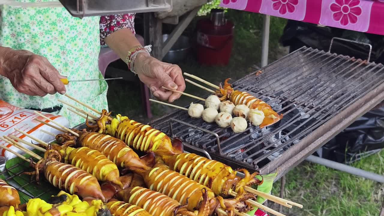 거리 음식 판매자 가 갈라지는 오징어 스피어