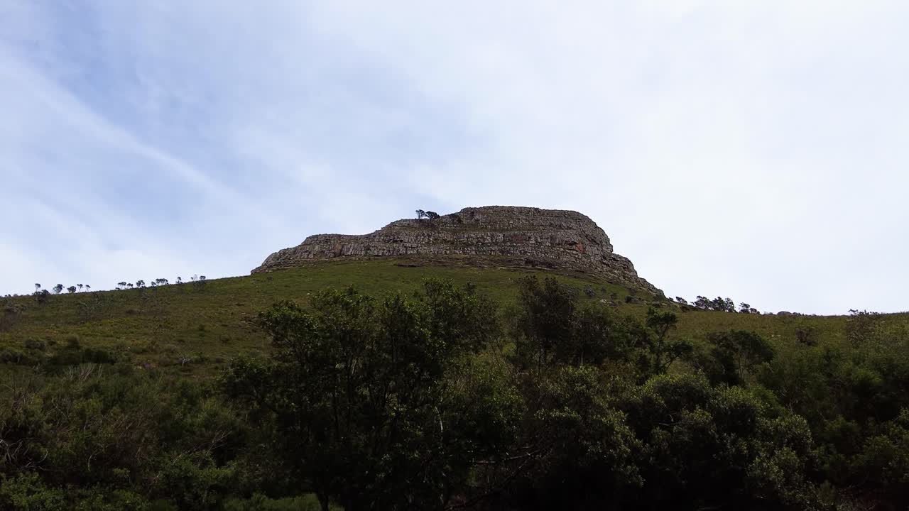 vista tranquila de signal hill con naturaleza densa en ciudad del cabo, sudáfrica