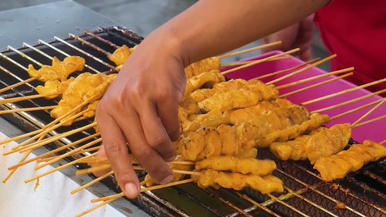 고기 사타이가 그릴에서 요리되고 있다