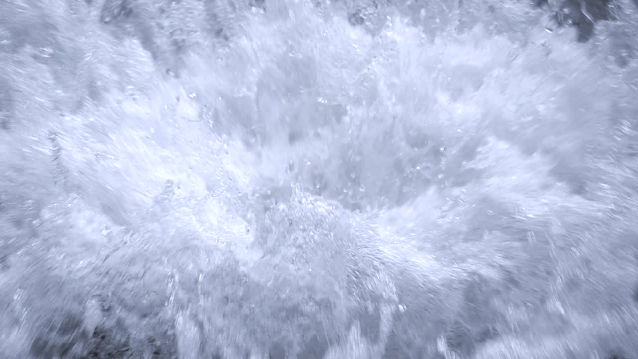 큰 분수가 물 표면에서 격렬하게  ⁇ 어나오고 있습니다.