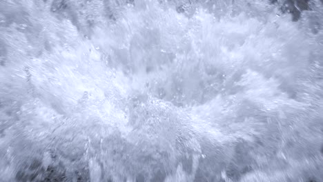 gran fuente estallando desde la superficie del agua ferozmente