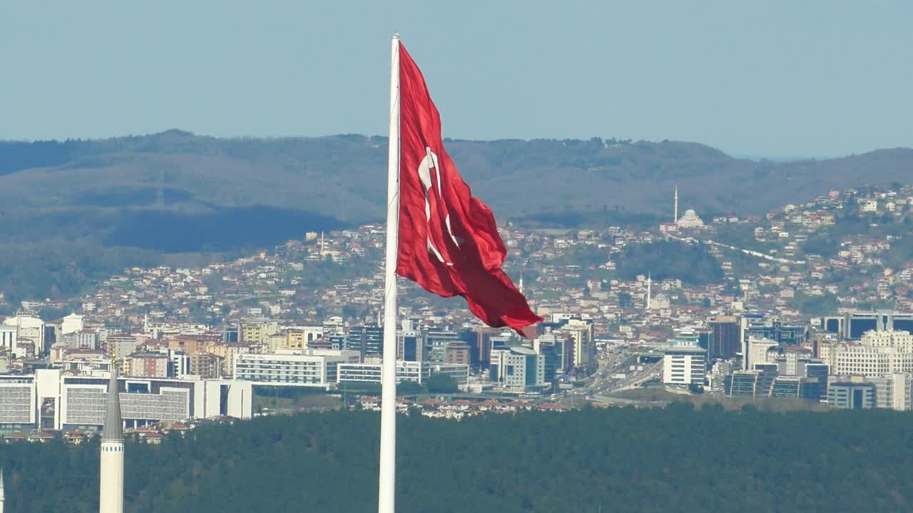 bandera turca volando sobre un paisaje urbano