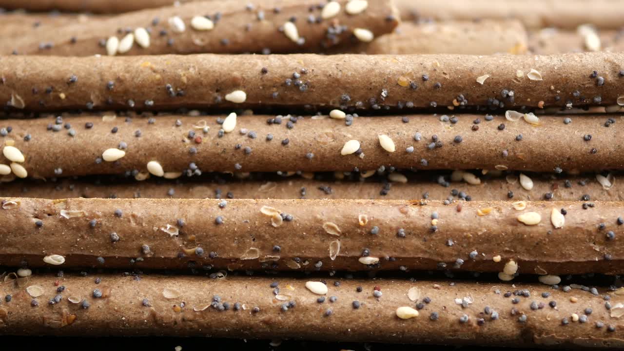 Primo piano di grissini con semi di papavero e sesamo